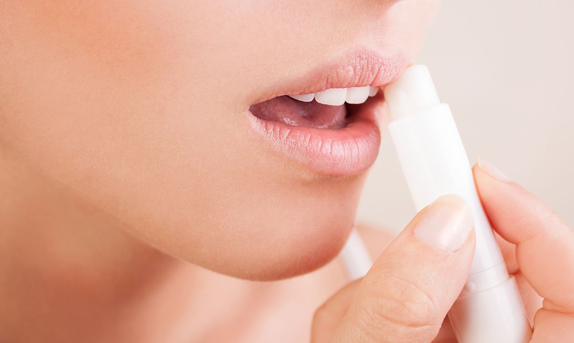 No te preocupes si abusas del cacao o de tu bálsamo labial; esto no hará que tus labios dejen de funcionar y de autohidrtarse como antes, sino que los mantendrá más cuidados en general.